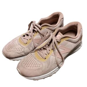 NEW BALANCE WOMEN'S SIZE 7.5 SOFT PINK RUNNING SHOES SNEAKERS.
